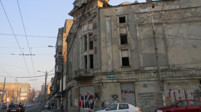 la cinema dacia se proiecteaza filme pe zidurile exterioare