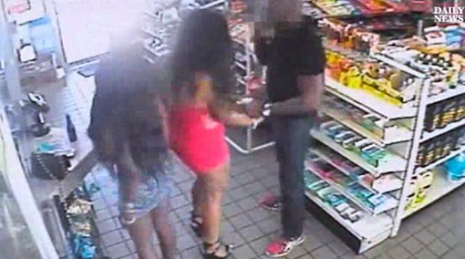 video doua tinere hartuiesc sexual un barbat intr un supermaket