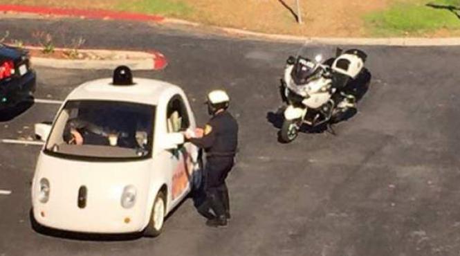 de ce o masina a google fara sofer a fost trasa pe dreapta de politie