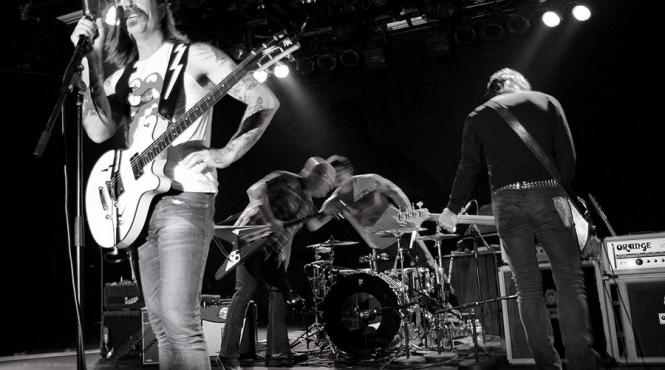 campanie pentru propulsarea grupului eagles of death metal pe primul loc in clasamentele muzicale britanice