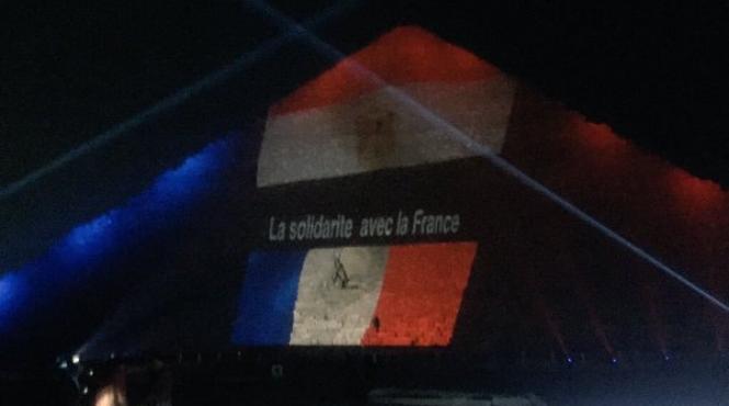 celebra piramida a lui keops a fost iluminata duminica seara in culorile frantei libanului si rusiei