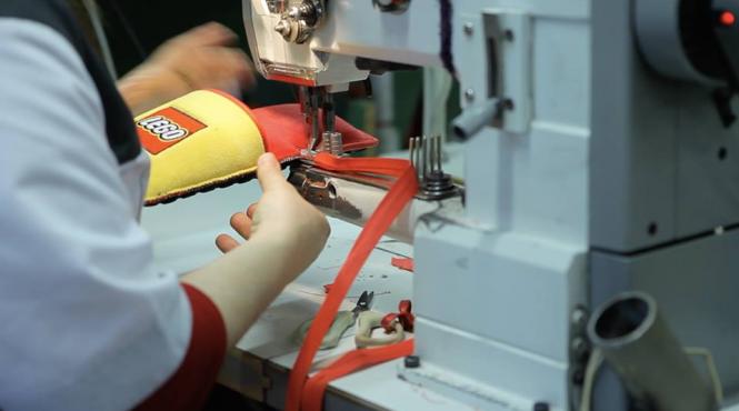 lego creeaza papucii de casa anti lego care protejeaza picioarele