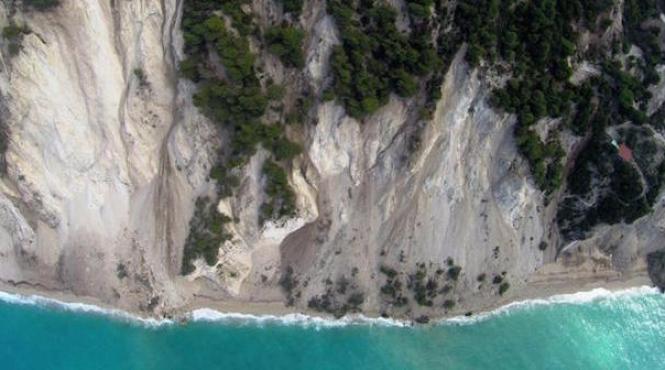 video momentul in care malul se prabuseste peste una din cele mai frumoase plaje din lefkada dupa seismul de marti