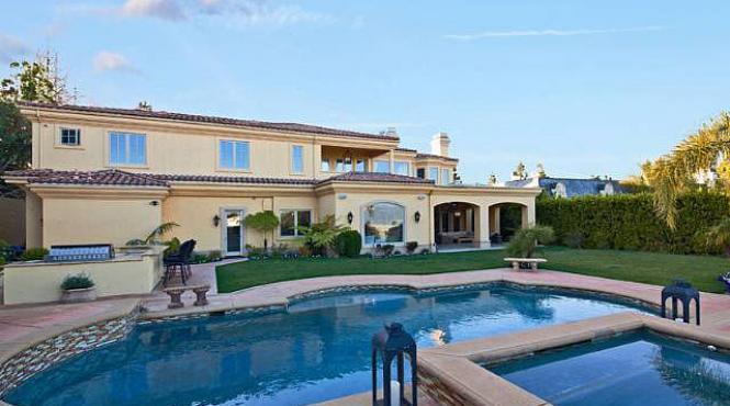 charlie sheen intentioneaza sa vanda doua din cele trei vile din beverly hills