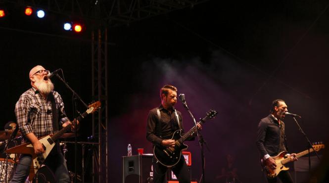 membrii trupei eagles of death metal vorbesc pentru prima data despre atentatul de la bataclan