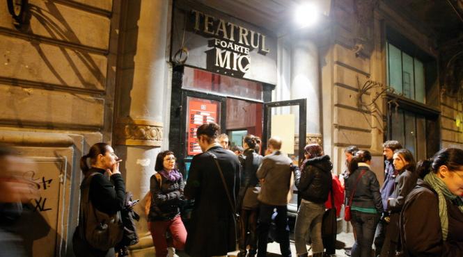 inca un teatru din bucuresti isi suspenda activitatea