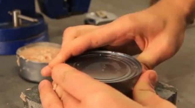 nimic mai simplu iata cum puteti desface o conserva doar cu propriile maini