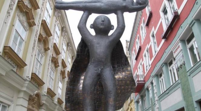 centrul renovat al timisoarei incepe sa se umple de orori aristice