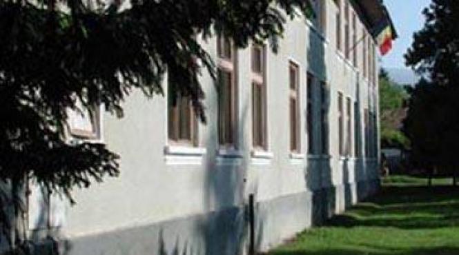 incredibil liceu dat in judecata de un elev exmatriculat