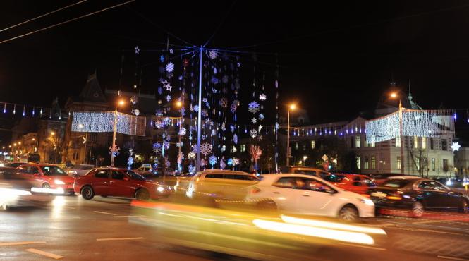 in bucuresti au fost aprinse luminitele pentru sarbatorile de iarna fara obisnuitele festivitati