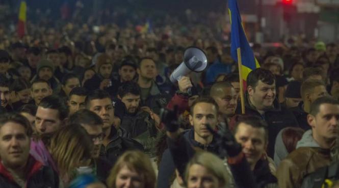 protestatarii s au intors in piata universitatii dupa ce au fost la club colectiv