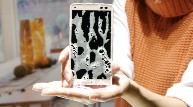 japonezii au facut primul smartphone care poate fi spalat cu apa si sapun