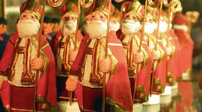 ce aduce mos nicolae dulciuri sau nuieluse