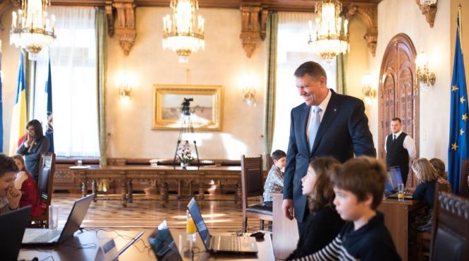 presedintele iohannis a participat alaturi de mai multi copii la o ora de programare