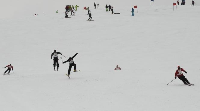 stratul de zapada atinge 40 de centimetri la ranca se schiaza pe partia din centrul statiunii