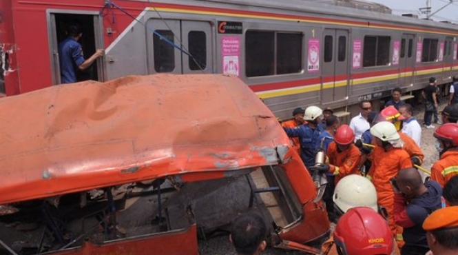 16 morti dupa ce un microbuz a fost lovit de un tren