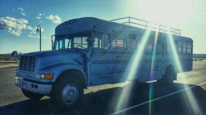 autobuzul vechi transformat intr o casa a visurilor de tata si fiu