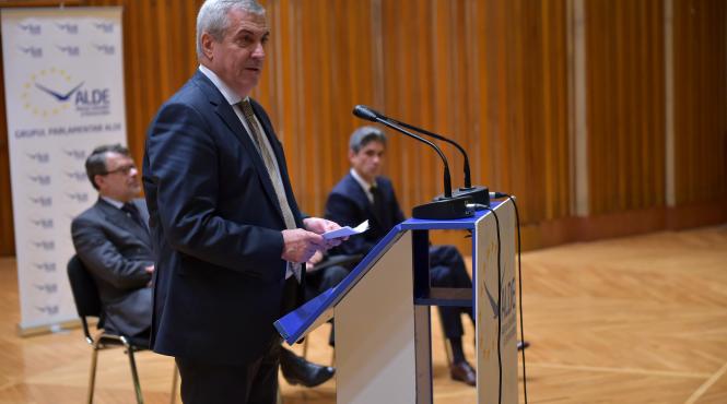 tariceanu singur contra binomului