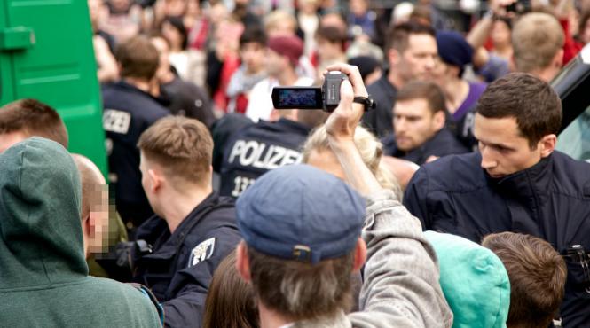 zeci de politisti au fost raniti in manifestatiile de strada din leipzig
