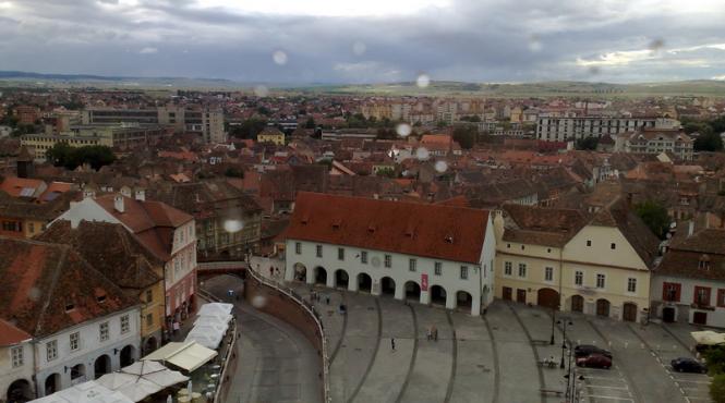 o tanara a fost lovita in cap de o bucata de tencuiala desprinsa de pe o cladire din centrul istoric din sibiu