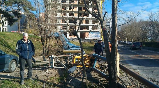 un brat de macara s a prabusit peste un stalp electric si doua masini