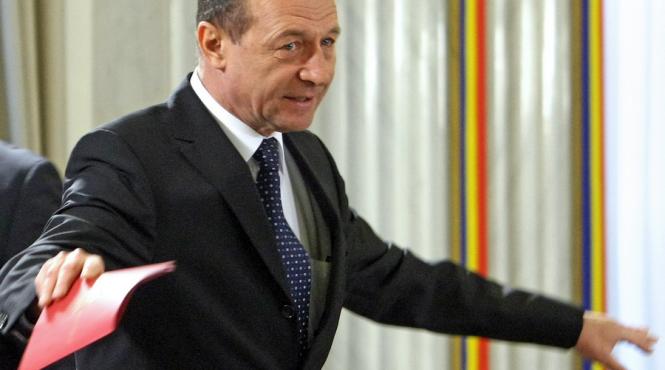 basescu critica reintroducerea pensiilor speciale la parlamentari si spera ca iohannis sa trimita legea la ccr