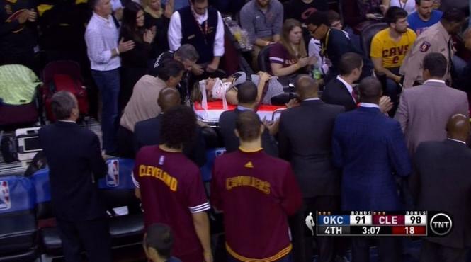 video baschetbalistul lebron james a cazut peste o spectatoare care a necesitat ingrijiri medicale