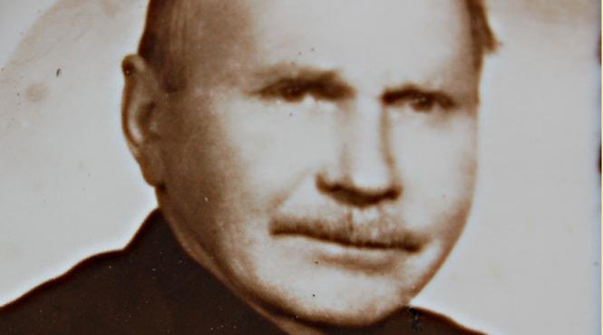 ziua primar seara vacar saracul cu secretara masina la scara si 20 de subordonati refuza salariul pentru munca de primar