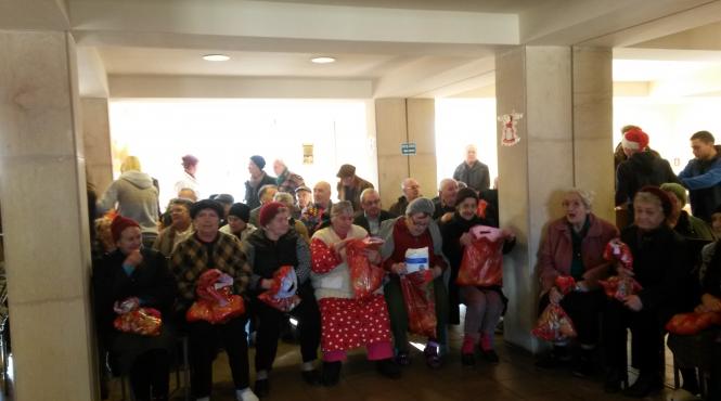 dulciuri fructe colinde o vorba buna si o strangere de mana de la mecatronistii ieseni pentru batranii de la azil