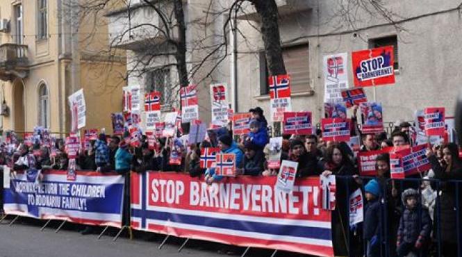 protest la ambasada norvegiei copiii unor romani au fost luati de autoritati