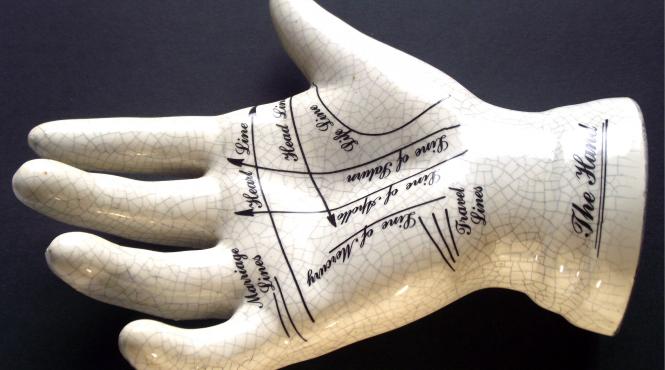 tie ti se formeaza aceasta litera in palma inseamna ca esti cu totul si cu totul diferit