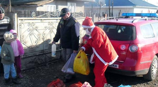 cadouri de 2 000 de lei de la politistii de frontiera vasluieni pentru oamenii nevoiasi