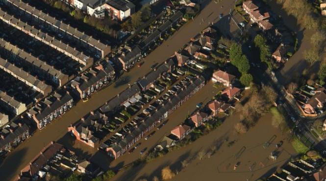 inundatii istorice in marea britanie premierul cameron viziteaza zonele calamitate
