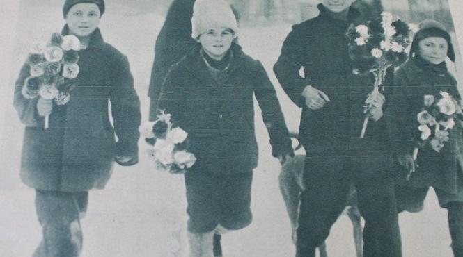 sarbatorile de altadata nu erau taiati brazi pentru a fi impodobiti bradul fiind considerat un arbore sfant de revelion erau evitate restaurantele se petrecea acasa ca astazi de craciun