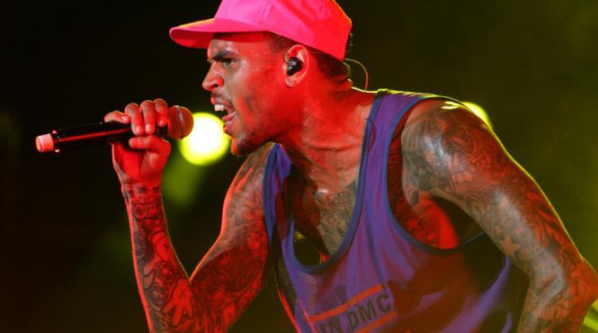 rapperul chris brown acuzat din nou de violenta