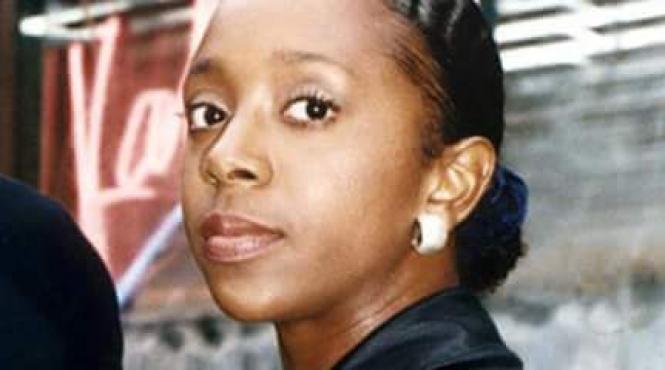 o celebra actrita si copiii sai descoperiti morti in curtea casei lor