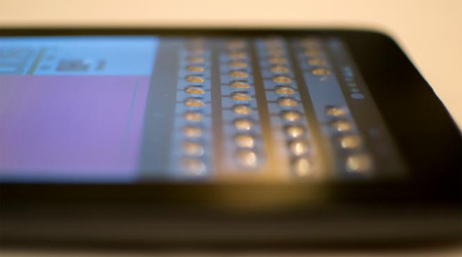 tastatura virtuala care iese in relief