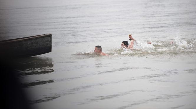 a scos sase ani la rand crucea din borcea de boboteaza