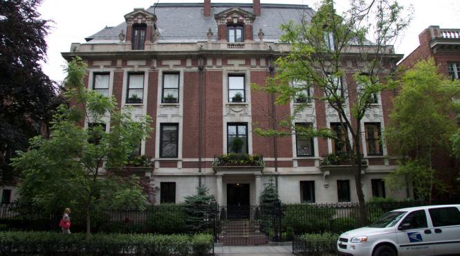 conacul playboy scos la vanzare hugh hefner cere o suma exorbitanta