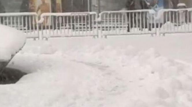 statiile ratb neaccesibile din cauza mormanelor de zapada trotuarele impracticabile