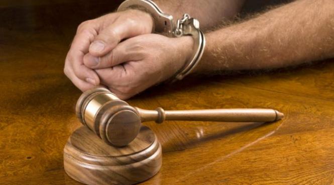 un doctor retinut pentru tentativa de omor i a taiat gatul unui alt medic