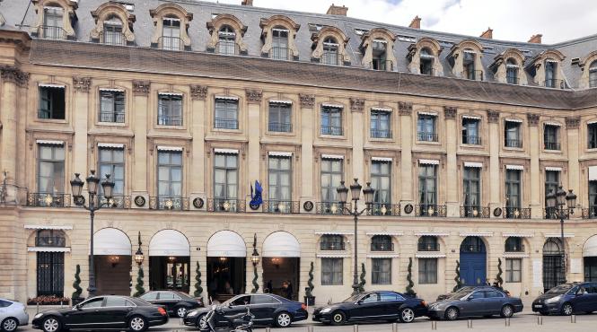 incendiu la celebrul hotel ritz din paris arde ultimul etaj
