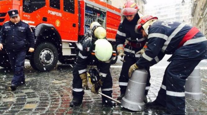 scandalos pompierii nevoiti sa scoata pilonii cu ranga pentru a putea intra in piata unirii ca sa ajunga la un incendiu