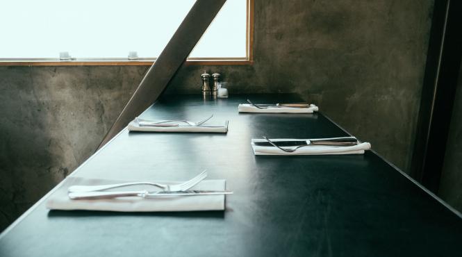 au intrat dimineata in restaurant si nu le a venit sa creada cine dormea pe o canapea