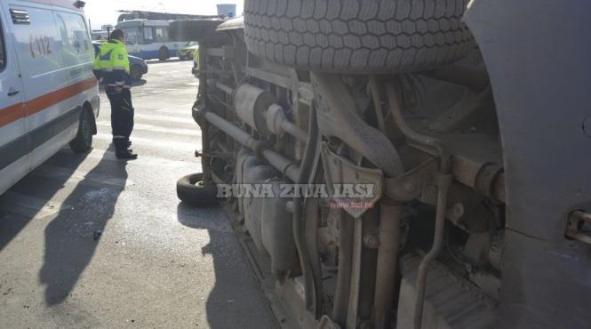 ambulanta avariata dupa ce a fost lovita in plin de o dubita la iasi
