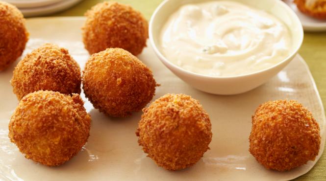 minunatele bulete de cascaval pot fi si garnitura si aperitiv