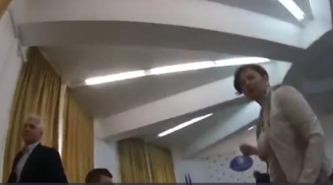 sefa asociatiei marilor retele comerciale din romania a demisionat dupa ce a lovit cu o geanta un barbat care o filma