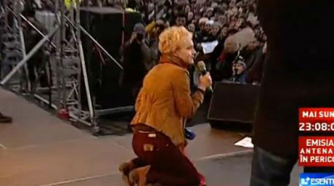 dana grecu in piata constitutiei pot sa stau in genunchi in fata lui dumnezeu si in fata dvs dar nu a lor