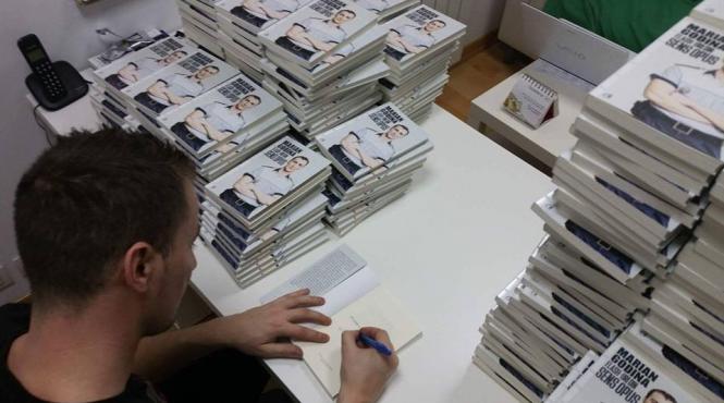 marian godina si a lansat cartea in prezenta a zeci de admiratori ciolos nu ma surprinde ca domnul godina devine un simbol