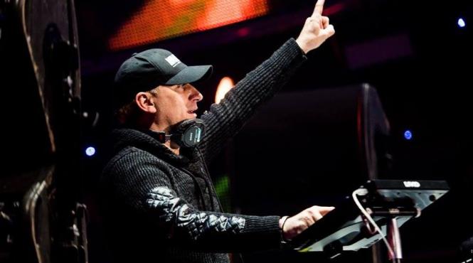 un celebru dj a cazut de pe scena